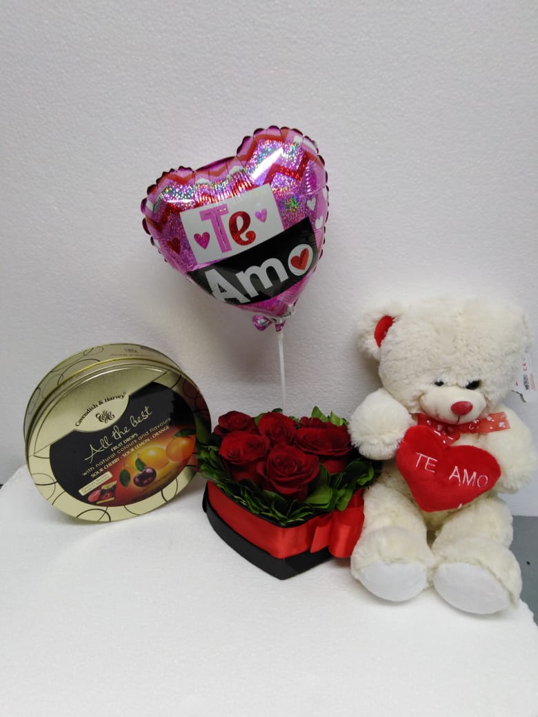 Caja corazón con 6 Rosas más Peluche 26cm, Caramelos Mix y Globito